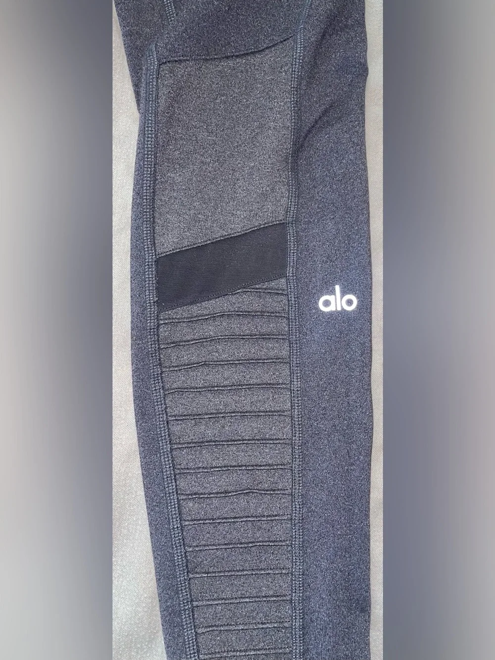 Alo Yoga Women’s High Waist Rise Ribbed Panel Moto Leggings Grey Medium